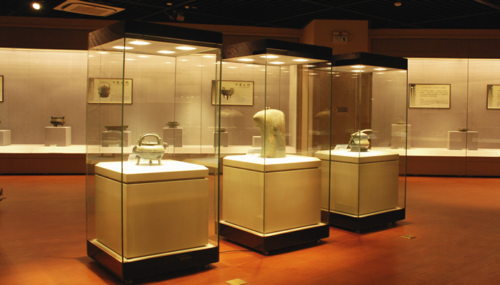 FULL-HEIGHT MUSEUM DISPLAY CASES